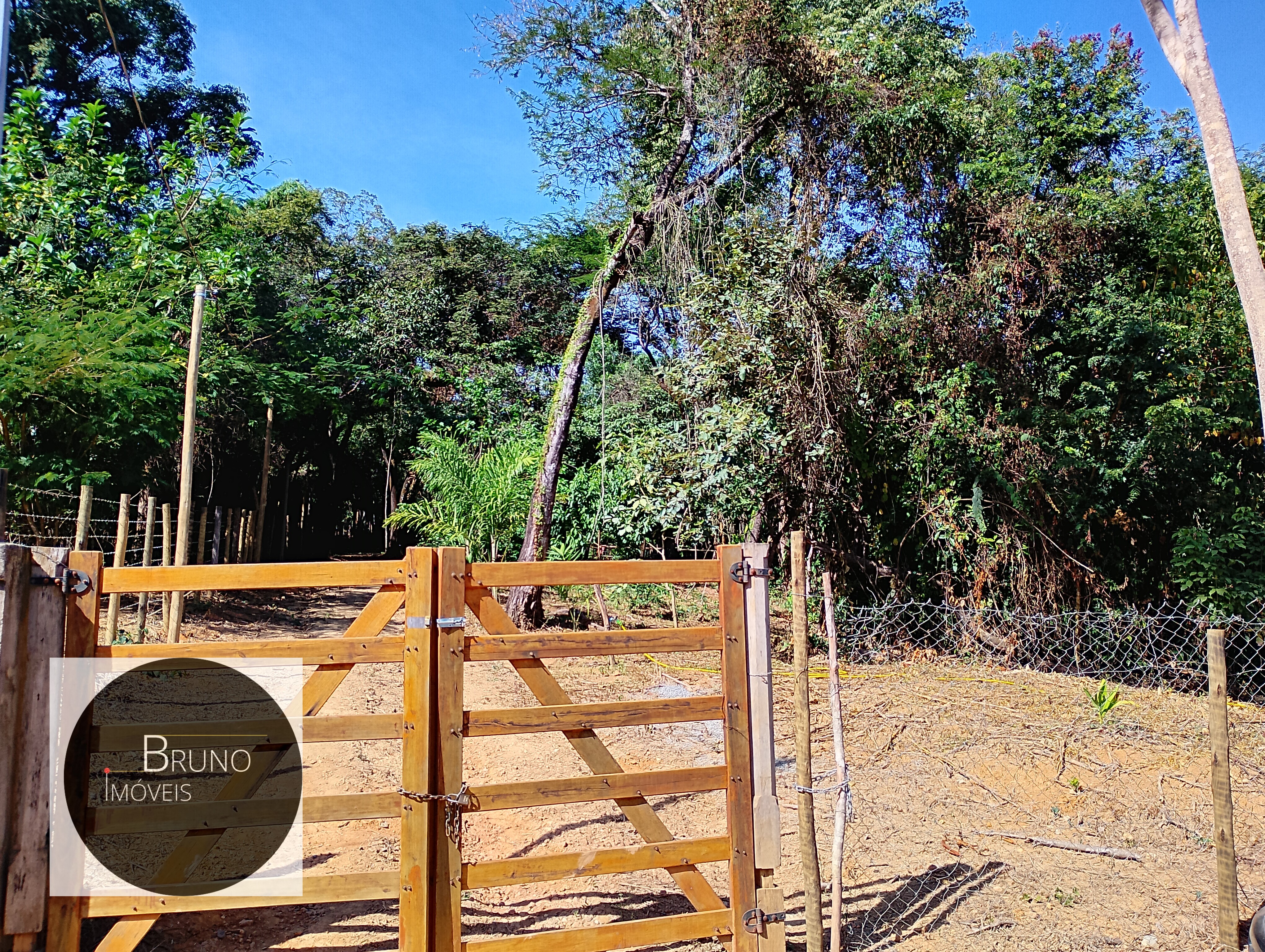 Cód.:48 - BELA CASA DE MADEIRA Á VENDA - MATOZINHOS - MG