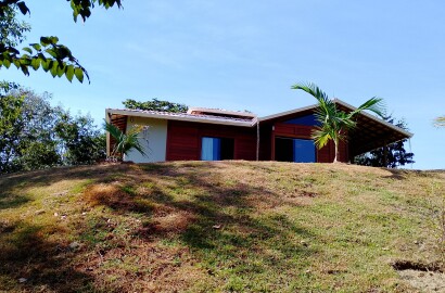 Cód.:48 - BELA CASA DE MADEIRA Á VENDA - MATOZINHOS - MG