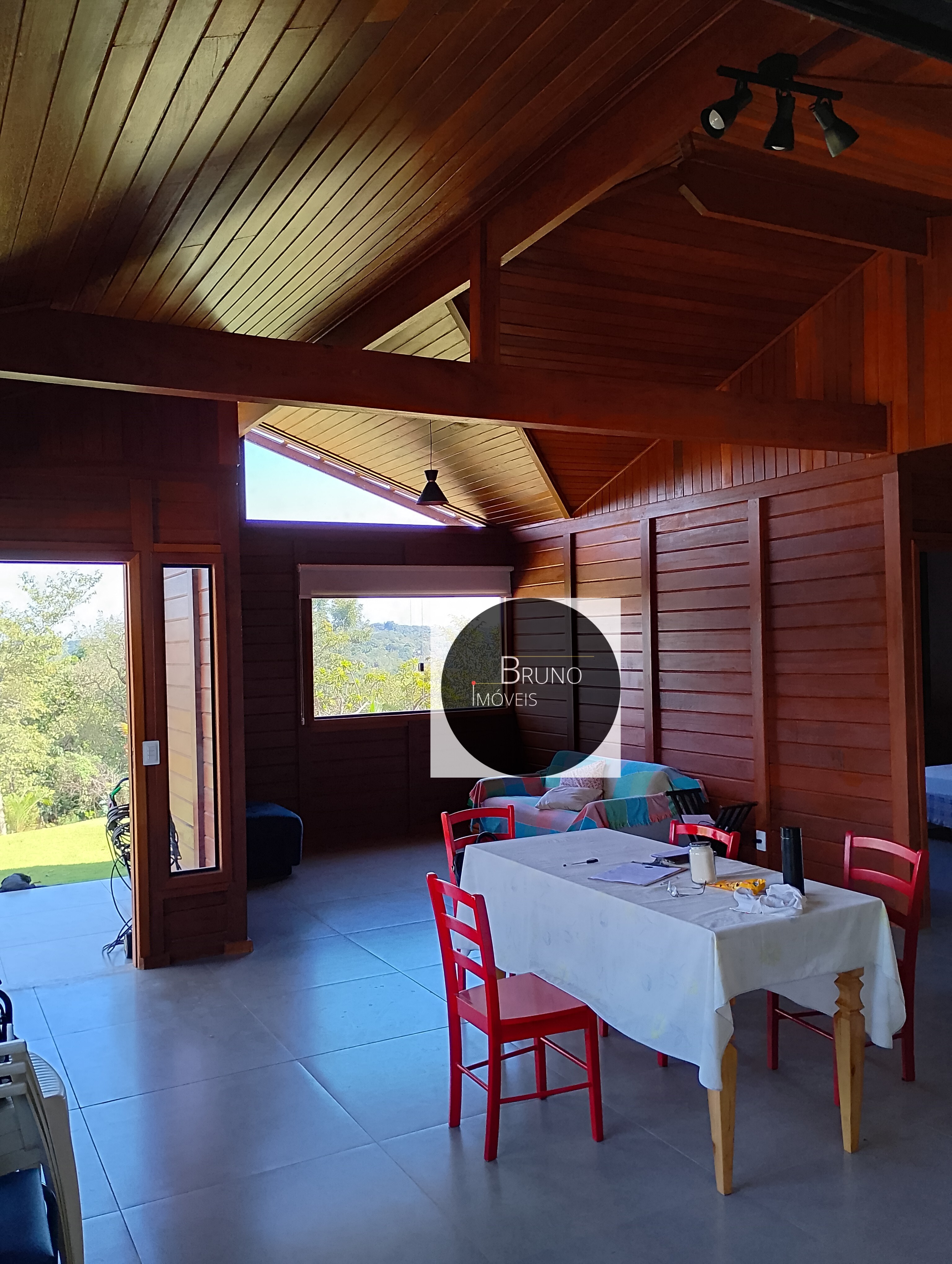 Cód.:48 - BELA CASA DE MADEIRA Á VENDA - MATOZINHOS - MG