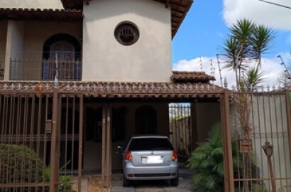 Cód.: 65 - UMA CASA COM "CLUBE PRIVATIVO" Á VENDA NO BAIRRO SANTA AMÉLIA - BH- MG
